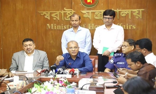 অস্ত্র উদ্ধারে তথ্যদাতাকে নগদ অর্থ পুরস্কার দেয়া হবে : স্বরাষ্ট্র উপদেষ্টা