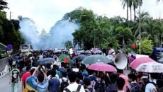 যমুনা অভিমুখে প্রকৌশলের শিক্ষার্থীরা, সাউন্ড গ্রেনেড-টিয়ারশেল নিক্ষেপ