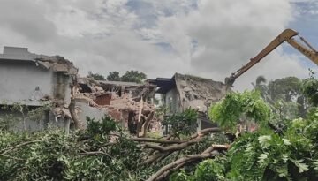 গুঁড়িয়ে দেওয়া হলো সাবেক প্রতিমন্ত্রী নসরুল হামিদের অবৈধ বাংলো