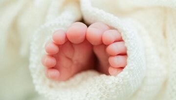 সন্তান ভূমিষ্ঠ হলে কানে আজান দেওয়ার সঠিক পদ্ধতি