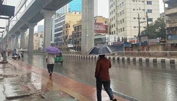 ঢাকার আকাশে গুঁড়ি গুঁড়ি বৃষ্টি