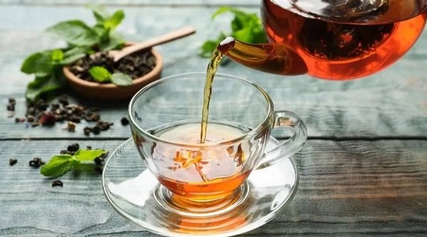 জেনে নিন খালি পেটে চা খেলে কি হয়