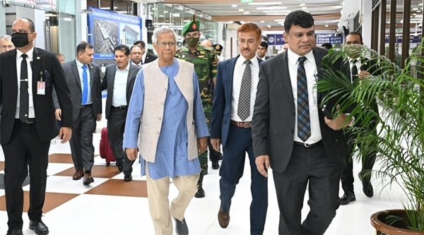 নিউইয়র্কে ৯ দিনের সফর শেষে দেশে ফিরেছেন ড. ইউনূস