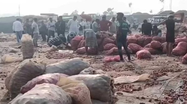 বাংলাদেশ সীমান্তে পচছে ৩০ হাজার টন ভারতীয় পেঁয়াজ